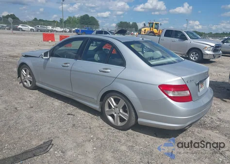 2011 Mercedes-Benz C 300 Luxury/Sport z USA, uszkodzony, nr VIN WDDGF5EB6BR134200